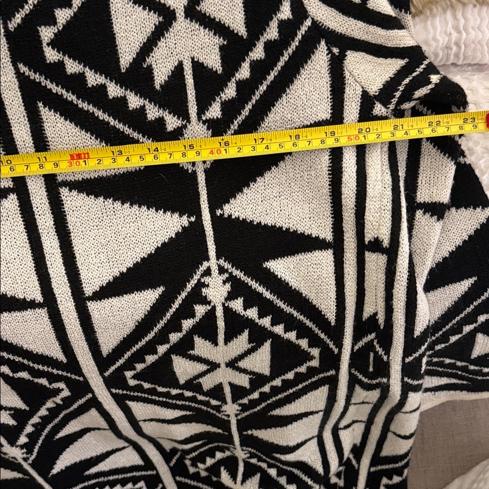 Chic Black and White Women's Cardigan - Picture 10 of 10